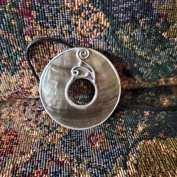 Abalone shell pendant, silver setting, wire work, vintage, artisan handmade - Picture 1 of 7